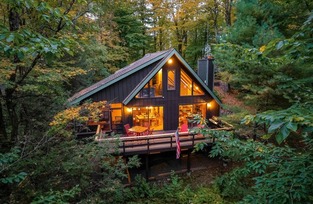 Lakefront Vibe - Motorboat, Kayaks, Fire Pit, Dock