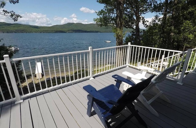 Lakefront w/large deck, screened porch, dock, private lakefront. Pet friendly!