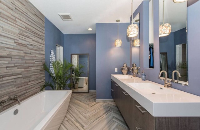 Lakefront Waconia -Sleeps 9, 4 bedrooms, 2 bath, dock, 2 fireplaces, pets ok,