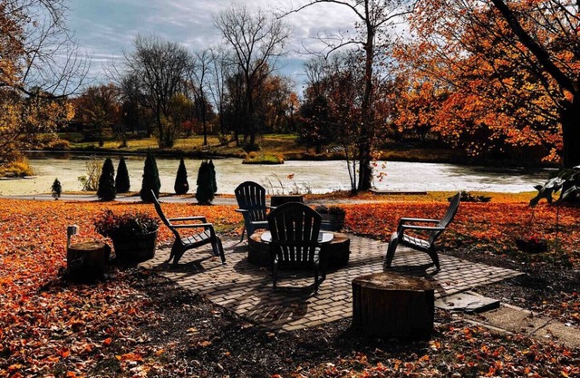 LAKEHOUSE/HOT TUB/8 MILES TO DOWNTOWN/ON 60 ACRES