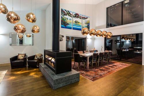 Lakehouse Joela - award winning luxury home