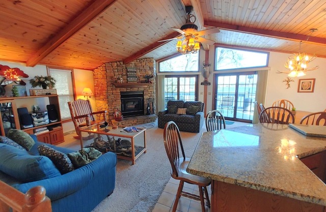 Lakehouse Paradise w/Hot Tub Near Cascade Mountain