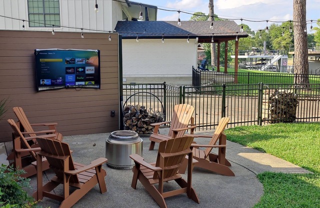 Lakehouse Retreat With 140' Open Water & Amazing Views - Sleeps 12