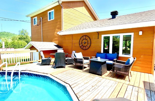 Lakehouse w/stunning views and a swimming pool‼️