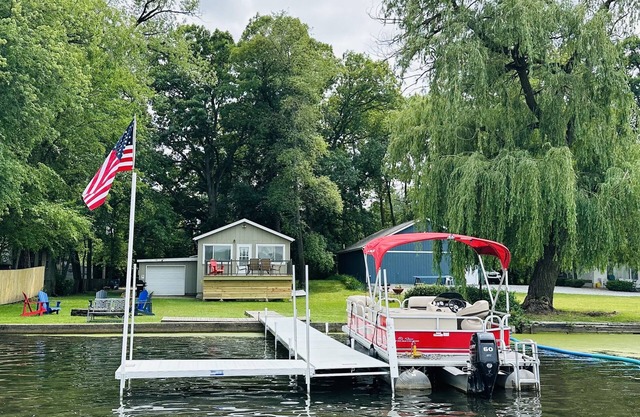 Lakehouse with Pontoon, Deck, Firepit, Paddle Boards, Grill & more INCLUDED!