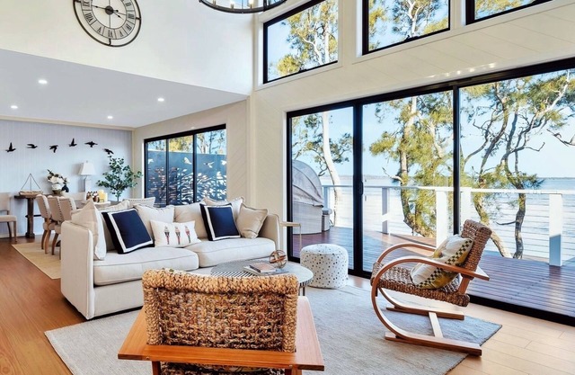 Lakes Breeze: A Picturesque Waterfront Lake House with Lots of Fun