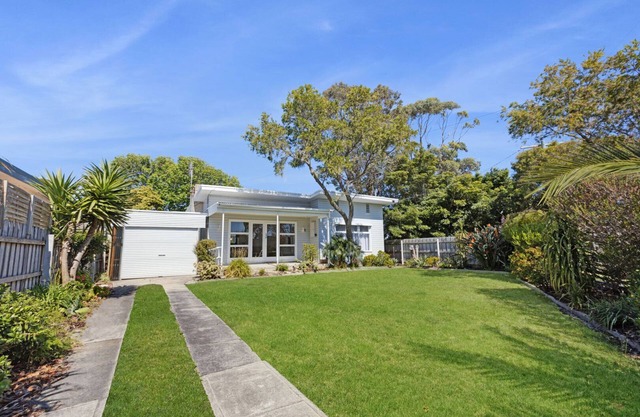 Lakes Entrance Beach House - Just a stone’s throw away from the foreshore