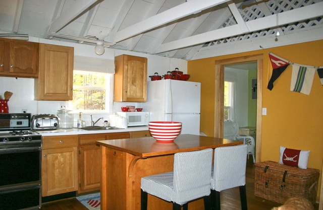 Lakes Region -Charming lakeside cottage on pristine Great East Lake - Smoke Free