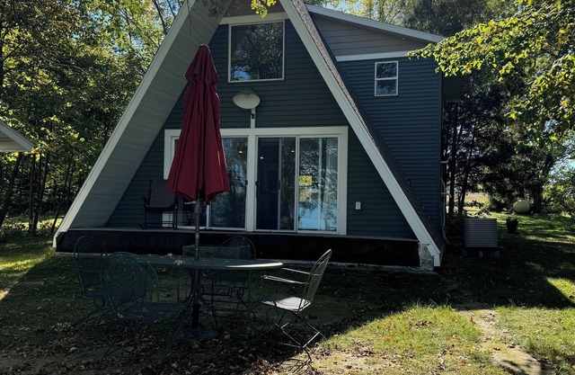 Lakeshore Cabin , Great Fishing, Tubing, and Skiing