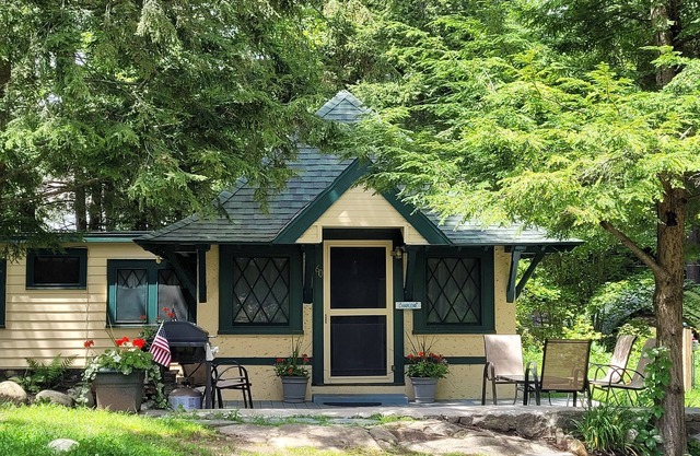 Lakeshore Cottage on Private Estate