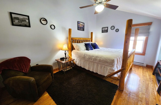 Lakeshore Loft - Spacious Apartment, Walking Distance to Private Beach Access