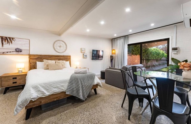 Lakeside Bliss | Perfect Location Guesthouse