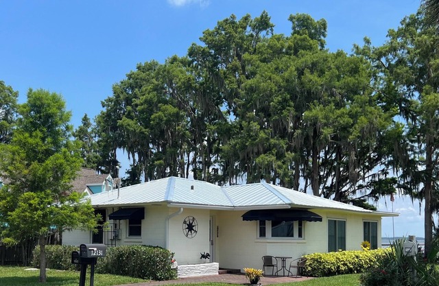 LAKESIDE BREEZE on Lake Eustis Harris Chain of Lakes Central Florida