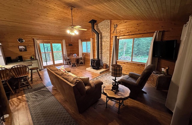 Lakeside Cabin "Serenity"