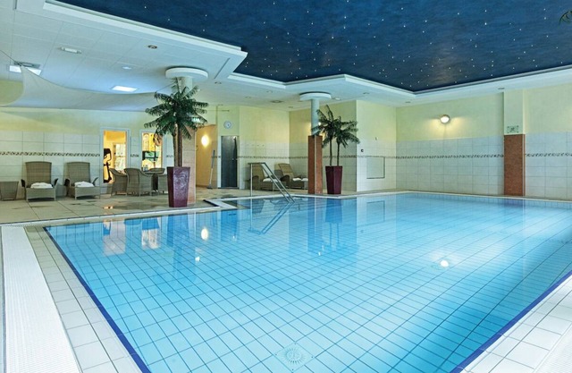 Lakeside Calm Meets City Energy—Your Ideal Northern Dutch Getaway! Pool