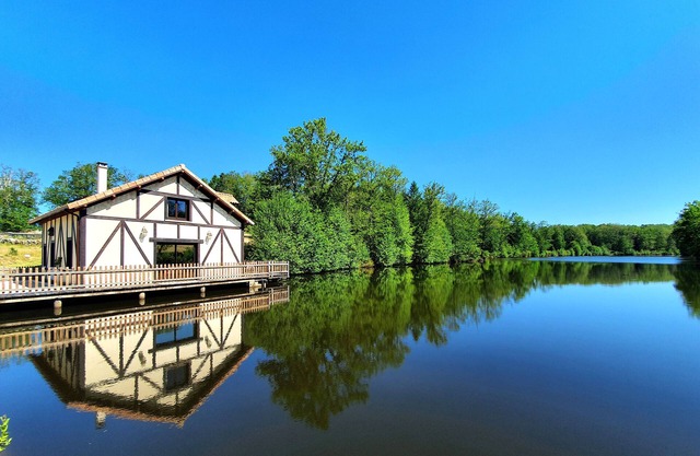 Lakeside chalet with terrace on the water & exceptional view