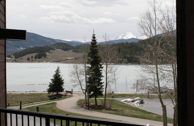 Lakeside condo on spectacular Lake Dillon