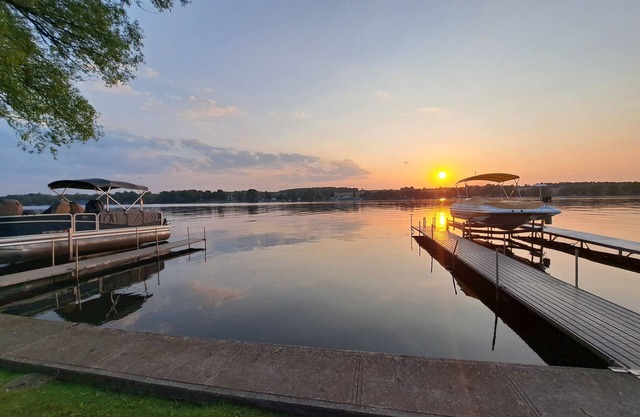 Lakeside cottage close to Letchworth State Park