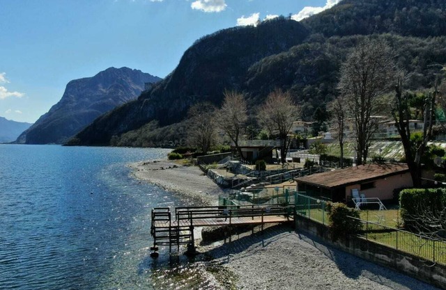 Lakeside cottage with private garden and pier. Pet-friendly.