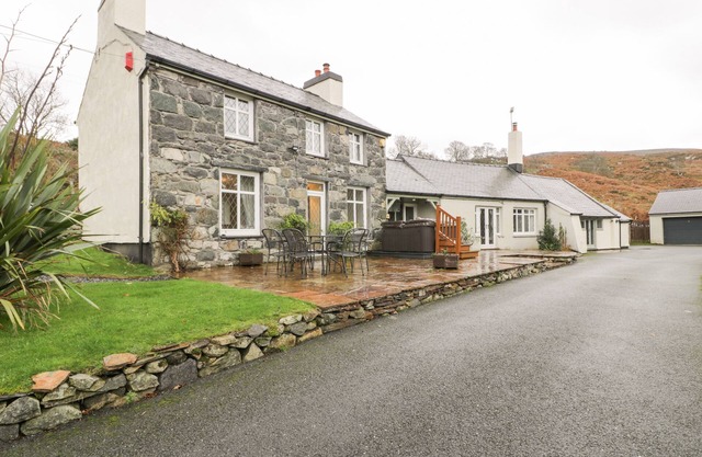 LAKESIDE COTTAGE, pet friendly, character holiday cottage in Llanrug