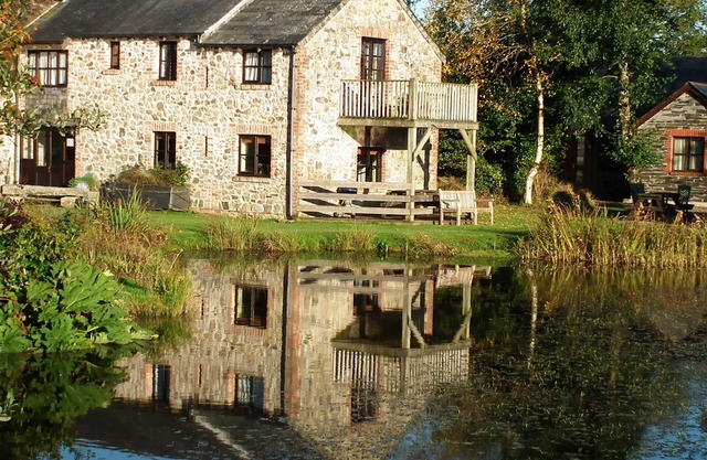 Lakeside cottage - tranquil water views, free fishing & hot tub