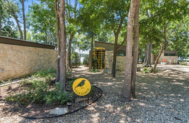 Lakeside Cottage w/modern amenities, stunning lake views, pickleball court