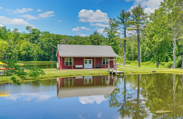Lakeside Cottage w/Porch in Pocono Mountains