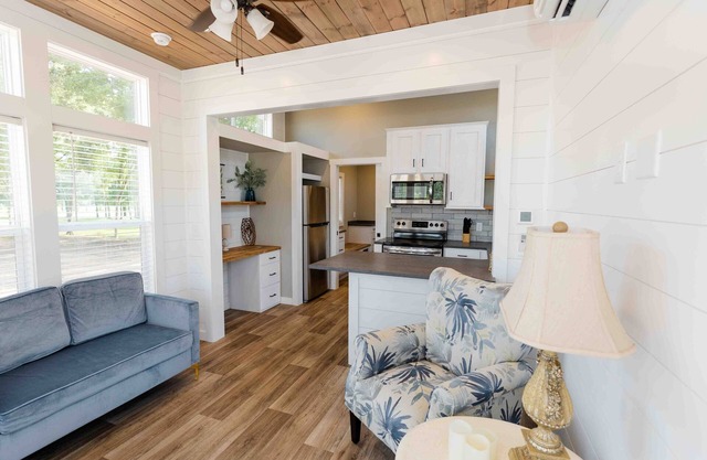 Lakeside Elegance: Cozy Tiny Home Retreat for Two #3