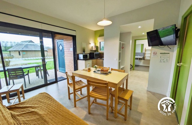 Lakeside Fishing Chalet for 4-6 Guests with Private Dock, Terrace, and Family Amenities