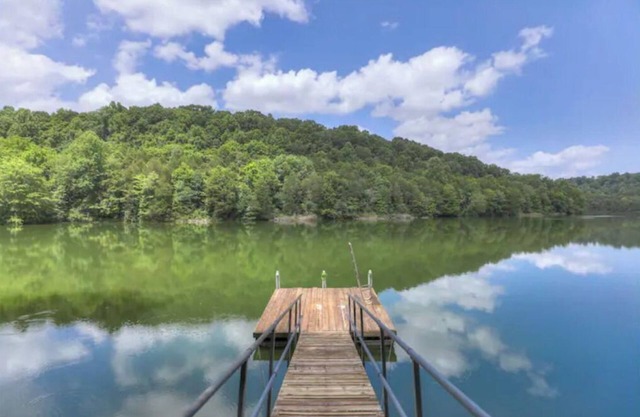 Lakeside Family Escape-Modern log home in secluded cove w/pvt. dock, Sleeps 12