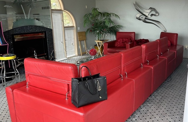 Lakeside getaway w/double patio + 2 kitchens, a short ride to downtown Detroit