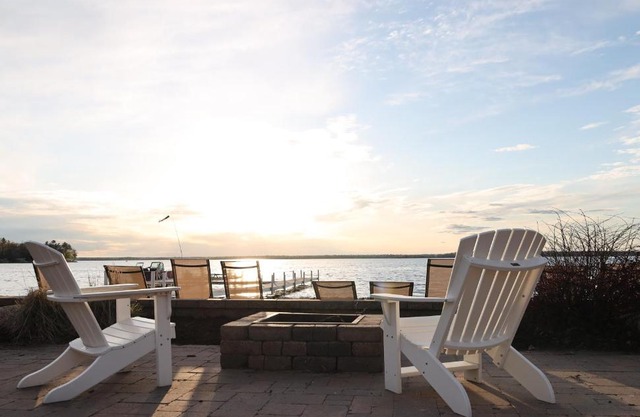 Lakeside Gull Lake Condo, Playground, Firepit, Boat Rentals