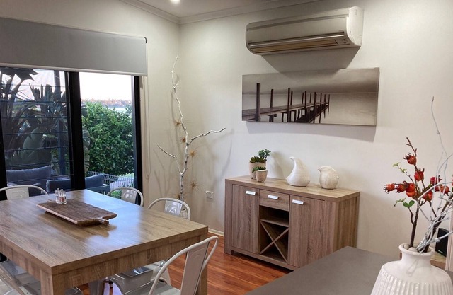 Lakeside Living - 3 bedroom home on the lake -5+ nights