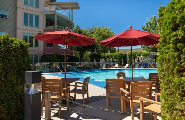 Lakeside Location - 2 Bedroom/2 Bathroom Condo with Shared Hot Tub