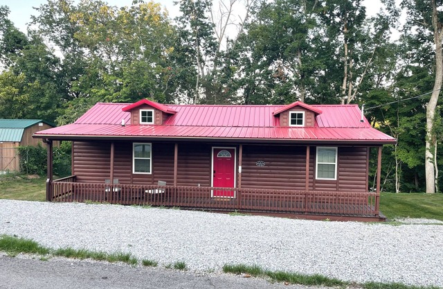 Lakeside Loft-Brand new cabin, water view, close to ramp and large boat parking!