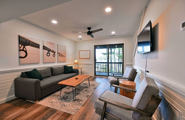Lakeside Mudding Bear Condo: Beach, Sauna, Club Room, Private Balcony