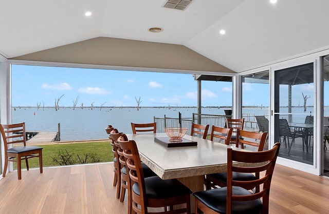 Lakeside Mulwala absolute waterfront with older private jetty