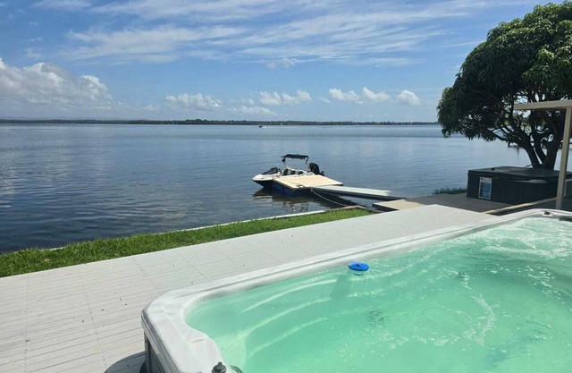 Lakeside Paradise - Absolute Waterfront Entire home in Toukley, Australia