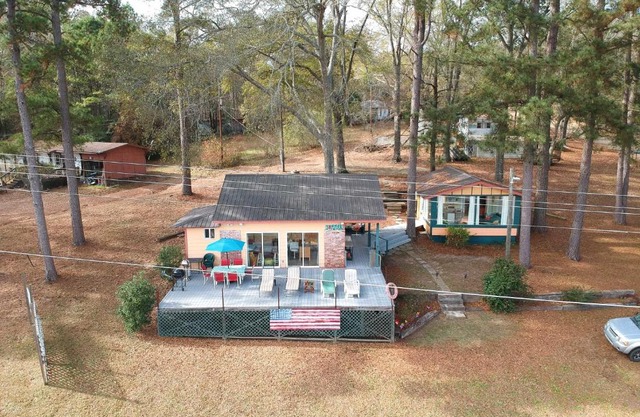 Lakeside Pleasure Island Cabin with Deck and Gas Grill