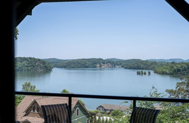 Lakeside Retreat: Unwind and Rejuvenate at our Boone Lake Rental with Hot Tub