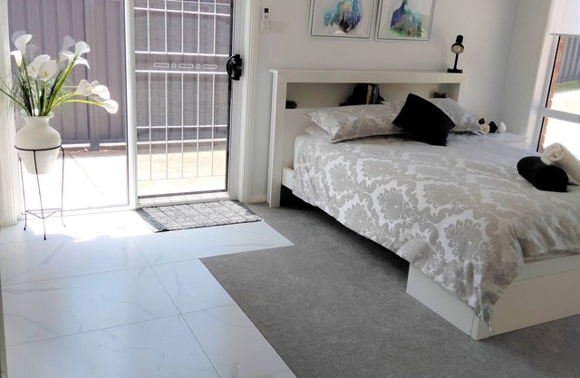 Lakeside self-contained room with private entry - 1 min from Wangi jetty