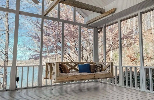 Lakeside Spacious 5 Bedroom House!