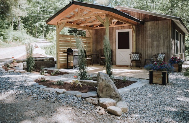 Lakeside Studio Cottage w/private bath, (Sleeps 2 Adults)