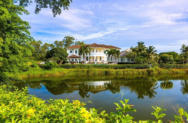 Lakeside villa on a quiet golf course - private pool and 10 minutes to the beach