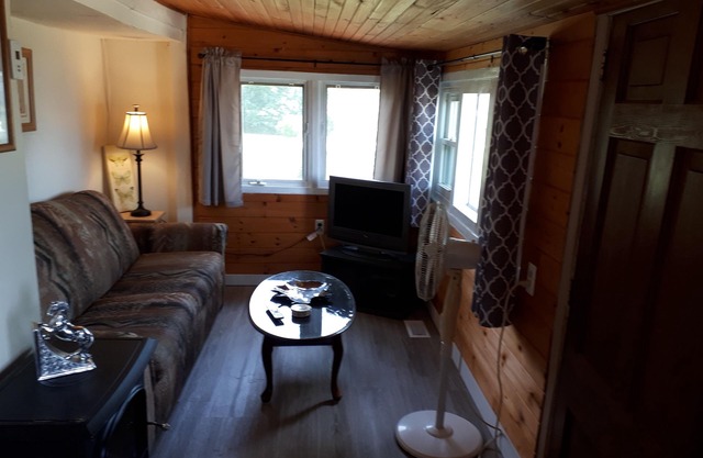 Lakeview 1 Bedroom Cottage on Lake Erie in Colchester (South of Harrow) #67