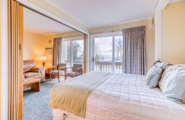 Lakeview condo with tennis, sauna, shared pool & a private beach