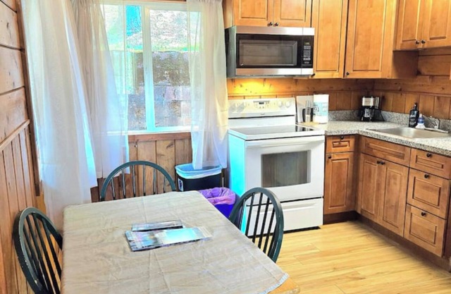Lakeview Country Cabin ~ Studio King Bed w/Futon