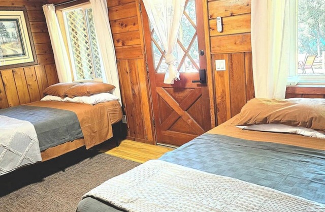 Lakeview Country Cabin ~ Studio w/2 Queen Beds
