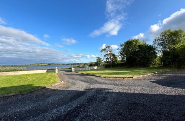LAKEVIEWS & VERY COSY HOUSE WITH BEAUTIFUL SCENERY IN THE VILLAGE OF LOCH GOWNA