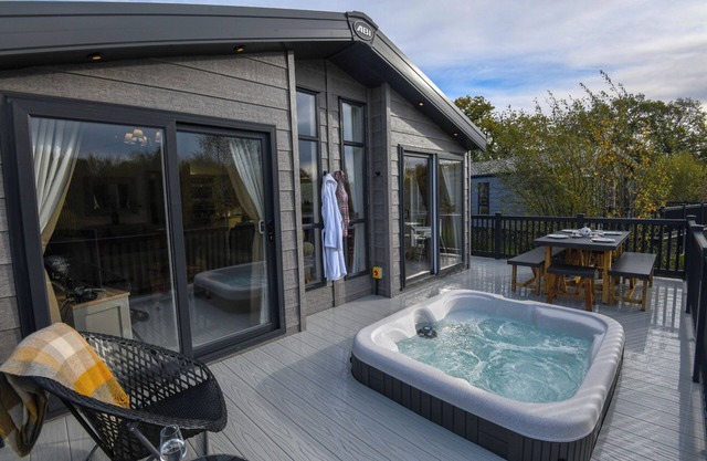 LAKEWOOD RETREAT, pet friendly, with hot tub in Woodhall Spa